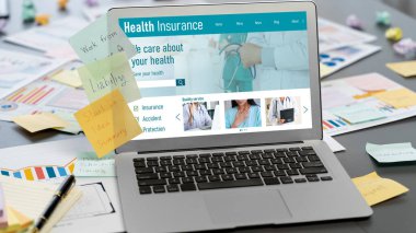 İş fikri için yaratıcı ve analitik beyin fırtınası için yapışkan bir not ve dizüstü bilgisayarında BI veri paneli var. Pazarlama stratejisi için finansal veri görselleştirme teknolojisini analiz et. Dahi.