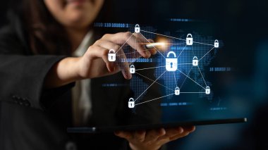 Siber tehditlere karşı siber güvenlik ve siber güvenlik stratejileri, sistem hacklemeleri, dijital ihlaller, ağ saldırıları ve güçlü siber güvenlik altyapısına sahip verilerin korunması. Eğri