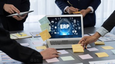 Analizci ekibi yaratıcı ve analitik beyin fırtınası fikri için bilgisayar ekranında BI veri paneli olan yapışkan bir not kullanıyor. Pazarlama stratejisi için finansal veri görselleştirme teknolojisini analiz et. Dahi.