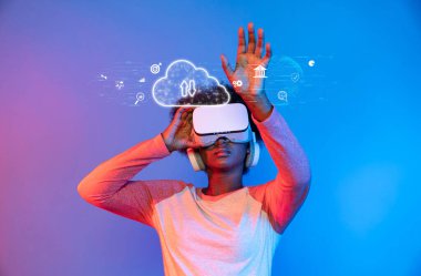 VR kulaklık takan bir kişi dijital bulut hesaplama elemanlarına bağlanıyor, teknolojinin ve modern iş çözümlerinin kesişimlerini büyüleyici bir ortamda sergiliyor. XDMCP