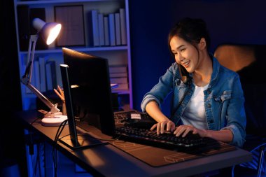 Genç ve güzel Asyalı yaratıcı kadın telefon masasından müşteriyi ya da iş arkadaşını arayıp yaratıcının geceleri neon ofisteki pazar analizini ararken yüksek kâr ettiğini anlatıyor. Taktik.