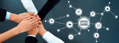 El ele tutuşan bir grup iş adamı takım çalışmasını ve işbirliğini sembolize ediyor. Dijital simgeler iletişimi ve stratejiyi tasvir eder, modern bir iş yerindeki bağlantıları vurgular. Dostluk