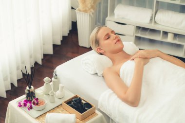 Kafkasyalı kadın müşteri stres önleyici spa masajının keyfini çıkarıyor ve lüks otel ya da oteldeki gündüz açık ortam güzellik salonunda güzellik teniyle eğleniyor. Sessiz.