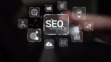 SEO görünürlüğünü geliştirmek için SEO konsepti, SEO ile ilgili dijital araçlar ve SEO performans simgeleri stratejik pazarlama için odaklanmış bir planda gösteriliyor. Muxer