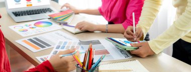 İnternet ağında öğrencilerin çalışabilmesi için canlı yazılımlı e-öğrenme sitesi