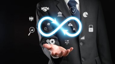 İş adamı sonsuz olasılıkları ve sonsuzluğun özünü benimser, fırsatları keşfetmek için ilham verir. Sonsuzluğun ve olasılıkların birleştiği bir dünyaya dal ve potansiyel FaaS 'leri keşfet.