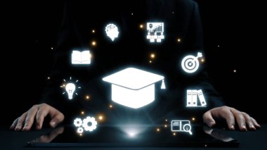 Eğitimin geleceğini bu kavramsal imajla görselleştirin. Dijital ortamda bilgi, amaç ve yenilikleri temsil eden simgelerin yanında bir mezuniyet şapkası sergileniyor. Dörtgen