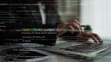 Bir iş adamı, teknolojinin ve modern çalışmaların yakınsamasını temsil eden, programlama metinlerinin dinamik örtüşmeleriyle çevrili bir dizüstü bilgisayarda kod yazmaya odaklanır. Xenic