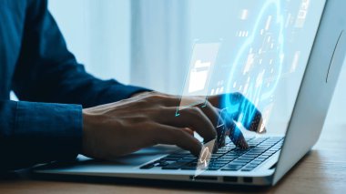 Eller Klavyede, Modern Çalışma Alanı Ayarlarında Bulut Teknolojisi ve Veri Yönetimi Temsilcisi Dijital Arayüz ile. Dörtgen.