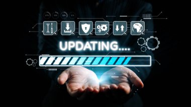 İki el, dijital güncellemeleri simgeleyen, yazılım geliştirme, güvenlik ve modern veri yönetimini temsil eden teknoloji simgelerini gösteren parlak bir ilerleme çubuğu tutuyor. Dörtgen