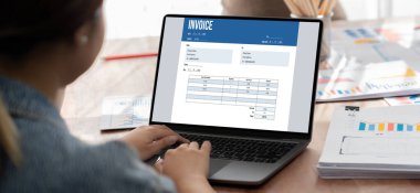 Muhasebe uygulamasından gelen fatura bilgisayar ekranında. Şirket işlerinin finans ve bütçesi için bilgisayar programı. canlı.