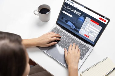 Online uçuş rezervasyon sitesi canlı rezervasyon sistemi sağlar. Seyahat teknolojisi kavramı .