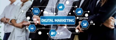 Bu görüntü, günümüzün rekabetçi iş ortamında yenilik ve işbirliğini yönlendiren dijital pazarlama, sergi stratejileri ile uğraşan çeşitli bir ekibi yakalıyor. Dostluk