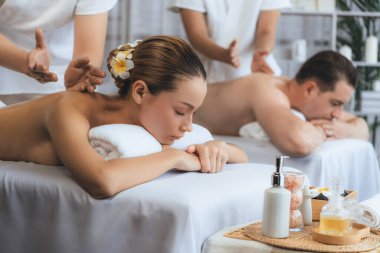 Kafkas çift müşterisi stres önleyici spa masajının keyfini çıkarıyor ve lüks otel veya oteldeki gündüz açık hava ortamında güzellik teniyle eğleniyor. Sessiz.