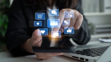 Sosyal medya etkileşimini, iletişimi ve bağlılığı temsil eden simgeler. Sosyal medya topluluk oluşturur, sosyal medya bağlantı sağlar ve sosyal medya davranışı etkiler. Latch