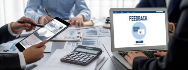 İş zekası ve veri analizi kavramı. Analizci ekibi laptop ekranında finansal veri analizi üzerinde çalışıyor. Etkili iş stratejik planlama için pazarlama göstergesi olarak. İçgörü