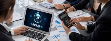 İş zekası ve veri analizi kavramı. Analizci ekibi laptop ekranında finansal veri analizi üzerinde çalışıyor. Etkili iş stratejik planlama için pazarlama göstergesi olarak. İçgörü