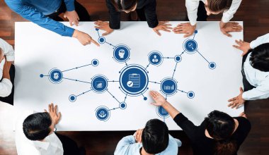 Çeşitli profesyonellerden oluşan bir grup ortak bir iş toplantısı yapıyor. Verileri analiz ederler, stratejileri tartışırlar ve modern çalışma alanlarındaki teknoloji simgeleriyle etkileşime girerler. Dostluk