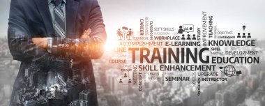 Bir işadamı, şehir siluetinin üzerinde, gelişmiş işyeri becerileri ve başarısı için eğitim, eğitim ve profesyonel büyüme temaları üzerinde güven içinde duruyor. Tessel