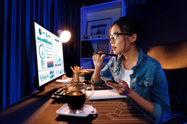 Sunucu kanalı Asyalı etkileyicisi, sosyal medyada kulaklık takarak iş grafikleri ekranında dinleyicileri selamlıyor ve Neon Modern Stüdyoları 'nda internet üzerinden koçluk yapıyor. Taktik.