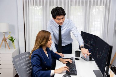 Asyalı iş ortakları, çevrimiçi bilgisayar ekranı değer oranları web sitesi programında en yüksek dinamik borsa verilerine işaret ediyorlar. Modern ofiste gerçek zamanlı finansal sermaye gösteren bir yatırımcı. İnfobahn.