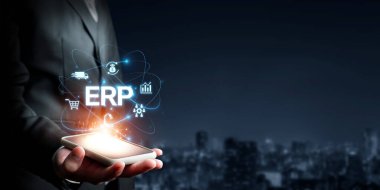 Bu resim, işletme kaynak planlamasında modern teknoloji entegrasyonunu sembolize eden, parlayan iş simgeleriyle bir ERP sistemi sunan bir profesyoneli tasvir ediyor. XDMCP