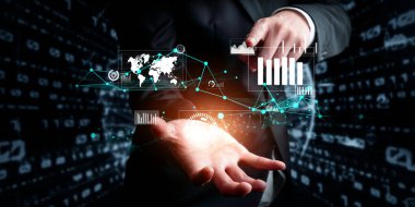 İş adamı, tahmin edilen büyük veri modellerinden gerçek zamanlı analizlere uzanan eğilimleri ve görüşleri ortaya çıkarmak için veri analizlerini derinlemesine inceleyerek, veri güdümlü kararların analitik endüstrileri nasıl ileri götürdüğünü öğrenir Faas