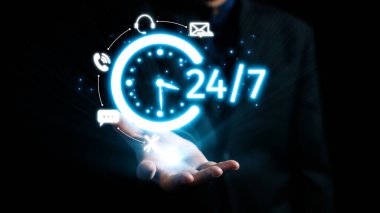 24 saatlik servisi simgeleyen, iletişim simgeleriyle geliştirilmiş, modern iş erişilebilirliğini ve 24 saat desteğini gösteren parlak bir saatin tasviri. Dörtgen