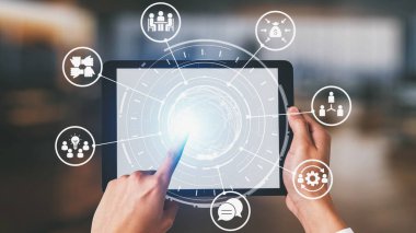 Kitle kaynak kullanımı işbirliği, fikir ve kitle kaynaklarına izin veriyor. Toplu kaynak kullanımı, topluluk güdümlü kitle kaynaklı katkılarla yeniliği destekliyor. Spire.