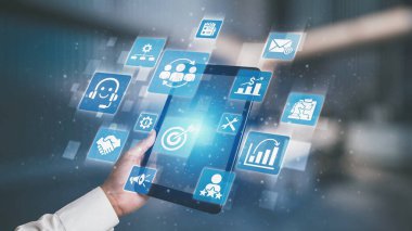 CRM platformları veri analizi, CRM iletişim araçları ve otomasyon yoluyla müşteri ilişkilerini geliştirir. CRM sistemleri müşteri yönetimi, izleme ve CRM ilişki başarısını destekler. Spire.