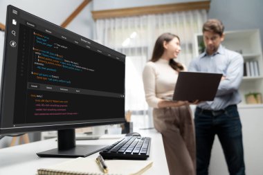 Uygulama ve program kodlaması için bilgisayar ekranında yazılım geliştirme programlama