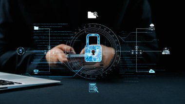 Bu resim, dijital kilit içeren modern bir siber güvenlik kavramını gösteriyor, bir kullanıcı cihazıyla karanlık bir ortamda etkileşime girerken veri korumasını vurguluyor. Dörtgen