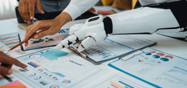 Bir robot el, ekip üyelerine canlı bir ofis ortamında yardım eder, verileri analiz eder ve etkili işbirliği için grafik ve çizelgelerle stratejiler geliştirir. Noogenesis