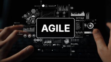 Modern İş Ortamı 'nda Çevik Metodoloji ve Ölçüm Görsellemesini Yönetmek için Eller Bilgisayar Klavyesi Kullanılıyor. Asemptotik akıllı veri analitiği.