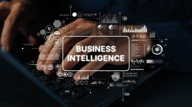 Klavyede İş Zekası Grafikleri ve Karanlık Çevredeki Veri Analizi Kavramlarıyla Profesyonel Eller Klavyede. Asemptotik akıllı veri analitiği.