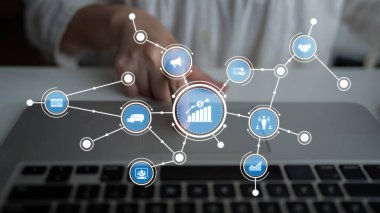 Dijital stratejiler için modern bir işletme çalışma alanı içinde yer alan büyüme ve analizi sembolize eden ikonlar ve grafiklerin yer aldığı dijital pazarlamanın görsel bir temsili. Tessel