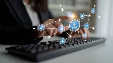 Bir bilgisayar klavyesinde yenilikçi bir CRM arayüzü ile ilgilenen profesyonel işletme, modern müşteri ilişkileri yönetiminde teknolojinin entegrasyonunu gösteriyor. Tessel