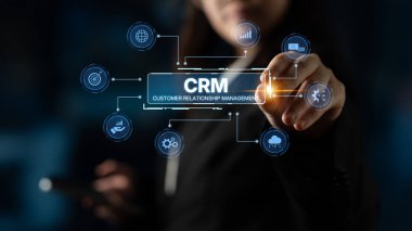 CRM platformları veri analizi, CRM iletişim araçları ve otomasyon yoluyla müşteri ilişkilerini geliştirir. CRM sistemleri müşteri yönetimi, izleme ve CRM ilişki başarısını destekler. Eğri
