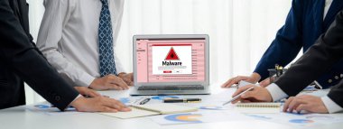 Siber saldırı konsepti. Bilgisayar ekranında görülen kötü amaçlı yazılım uyarısı ve bilgisayar sisteminde veya çevrimiçi sunucuda kaldırılacak tehdit algılaması.