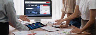 Online uçuş rezervasyon sitesi canlı rezervasyon sistemi sağlar. Seyahat teknolojisi kavramı .