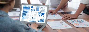 İş veri paneli pazarlama stratejisi planlaması için canlı iş zekası analizi sağlar