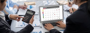 İş zekası ve veri analizi kavramı. Analizci ekibi laptop ekranında finansal veri analizi üzerinde çalışıyor. Etkili iş stratejik planlama için pazarlama göstergesi olarak. İçgörü