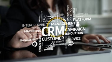 Modern ofis ortamında CRM teknolojisi ile ilgilenen bir iş adamı, yenilikçi müşteri yönetimi stratejilerini ön plana çıkarıyor ve verimliliği artırıyor. Tessel