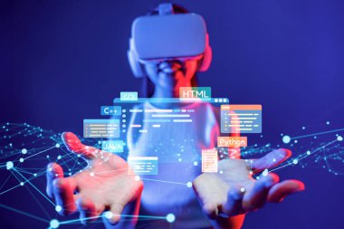 Yeni uygulama mobil telefon geliştirme için HTML, ve C EIDE gibi çeşitli programlama dillerinin kodlama dijital örtüleri ile yazılım geliştirici veya programcı işi