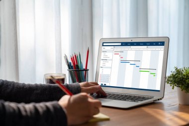 Ekip projesinin zaman çizelgesini gösteren bilgisayar ekranında, modern iş projesi yönetimi için proje planlama yazılımı