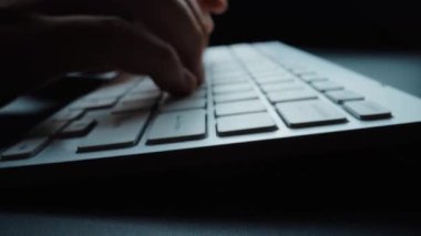 Bilgisayar klavyesinde parmaklarıyla daktilo eden hızlandırılmış yakın çekim adam. Makro yumuşak odaklı bebek çekimi. Bilgisayar programlama, mesajlaşma çevrimiçi mesajlaşma ve çevrimiçi pazarlama işi hiperhız kavramı. Topla