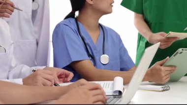 Hastane masasında birlikte çalışan ve tıbbi tedavi ya da sağlık hizmeti planlayan profesyonel bir grup. Takım çalışması başarılı hastalıklara ve hastalıklara yol açar. Ağır çekim. Katı.