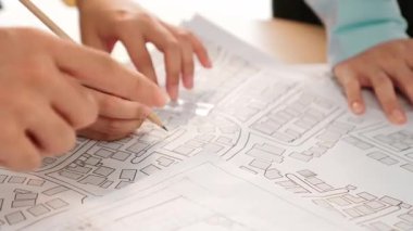 Mimari ekipmanlarla toplantı masasında ev tasarımı üzerine profesyonel mühendis ekibi tartışması ve modern ofiste bina planı dağılımı. Eline odaklan. - Yakın çekim. Tanımlama.