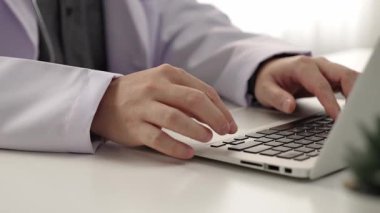 Hastane masasında birlikte çalışan ve tıbbi tedavi planlayan çeşitli profesyonel sağlık görevlileri. Takım çalışması başarılı hastalıklara ve hastalıklara yol açar. Ağır çekim. Katı.