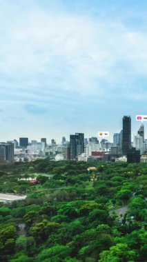 Sosyal medya simgeleri, sosyal ağ uygulama platformu üzerinden insanların karşılıklı bağlantılarını gösteriyor. Çevrimiçi toplum ve sosyal medya pazarlama stratejisi kavramı .